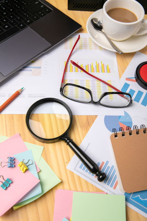 放大镜文件夹 办公用品商务摄影的细节艺术与销售策略