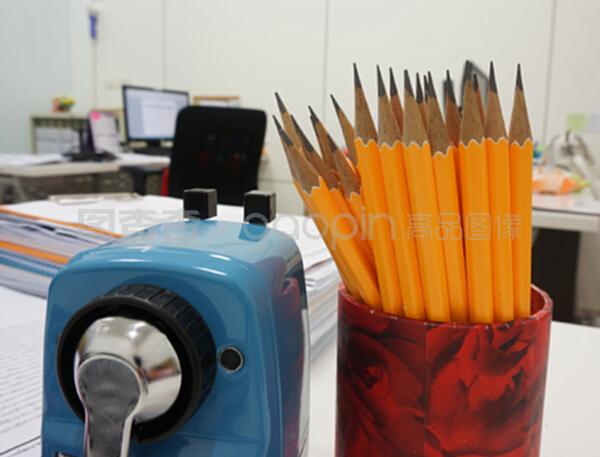 办公桌上的工作工具与办公用品